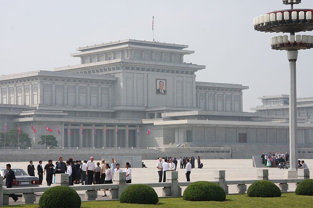 1994 жылы Пхеньянда ашылған Солтүстік Корея көсемі Ким Ир Сеннің мавзолейі. 