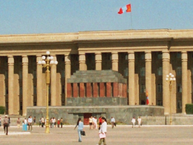 Улан-Батор қаласындағы Моңғолия көсемі Сухэ-Батордың мавзолейі. 2005 жылы мавзолейдегі Сухэ-Батордың денесі қазып алынып, өртелінген және күлі жерге көмілген.
