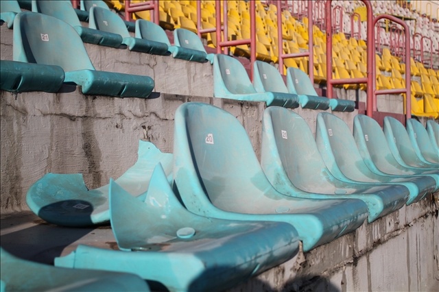 Жанкүйерлер стадионға әр беріп тұратын жасыл төсеніштің сиқы қашқанына, трибунадағы орындықтардың қирап жатқандығына алаңдаулы
