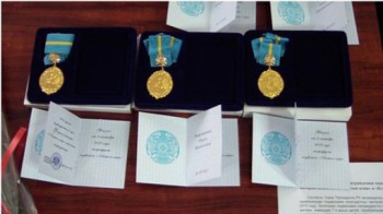 Кешегі аптада Әл-Фараби ауданының әкімі Бауыржан Қалжановтың бастамасымен  өткізілген салтанатты жиында тағы да 5 ана алтын, 9-ы күмістен алқа тағынды