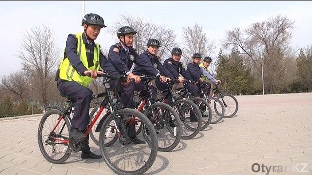 Полиция велосипедке мінді