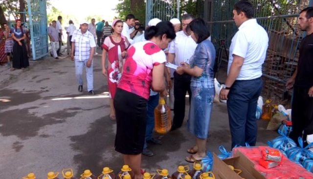 Еңбекші ауданы әкімдігінің мамандары 300 отбасына қайырымдылық жасады