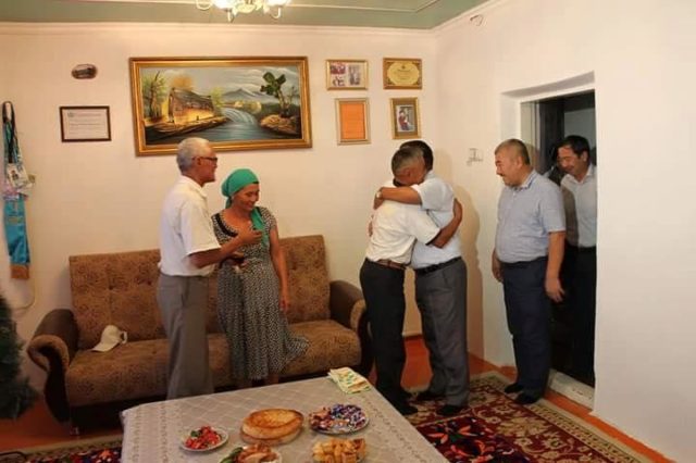 Арыс қаласының әкімі Жазира Жаппарқұлдың отбасын құттықтады