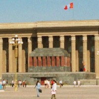 Улан-Батор қаласындағы Моңғолия көсемі Сухэ-Батордың мавзолейі. 2005 жылы мавзолейдегі Сухэ-Батордың денесі қазып алынып, өртелінген және күлі жерге көмілген.