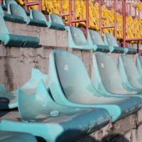 Жанкүйерлер стадионға әр беріп тұратын жасыл төсеніштің сиқы қашқанына, трибунадағы орындықтардың қирап жатқандығына алаңдаулы