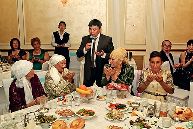 Свадьба поминки. Застолье казахов. Застолье в Казахстане. Традиционное застолье в Казахстане. Казахи гости.