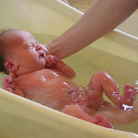 Нәрестені алғашқы 5-7 күнде ваннаға отырғызып шомылдыруға болмайды екен