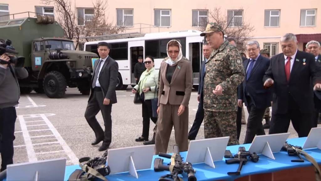 Дариға Назарбаева бастаған сенаторлар Оңтүстіктегі әскерилермен танысты