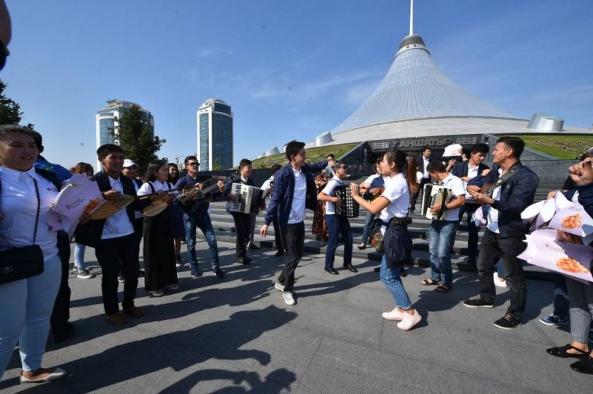 Оңтүстіктің жастары Астана тұрғындарына Құрбан айтының қарсаңында бауырсақ таратты