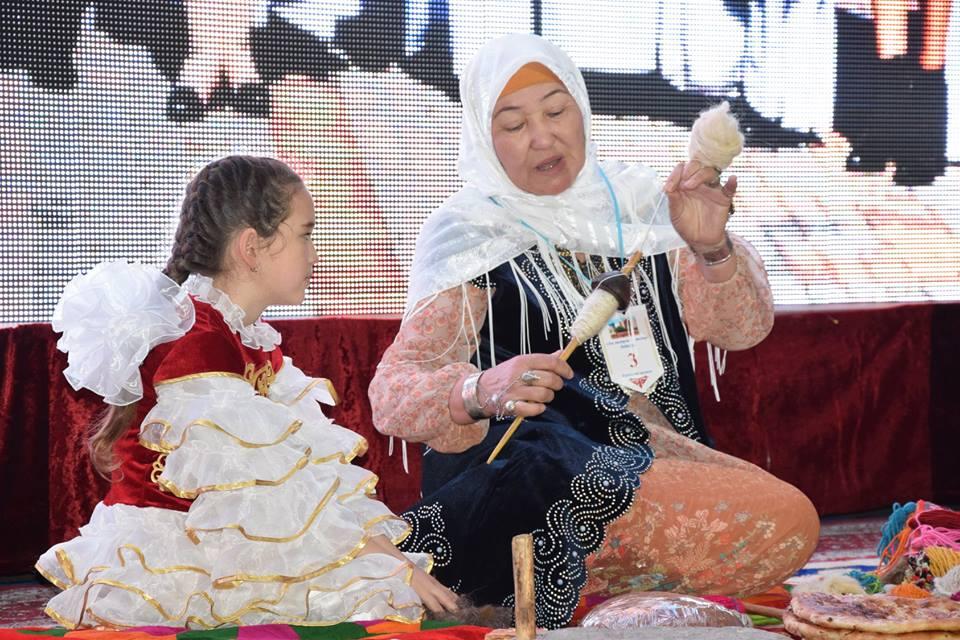 Мен әжем. Казахская бабушка. Костюм казахской бабушки. Казахский национальный одежда бабушка. Әже мен немере.